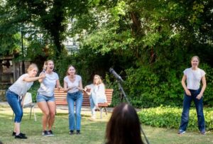 Dramaqueens & Kings: Die Kunst des „Einfach Machens“